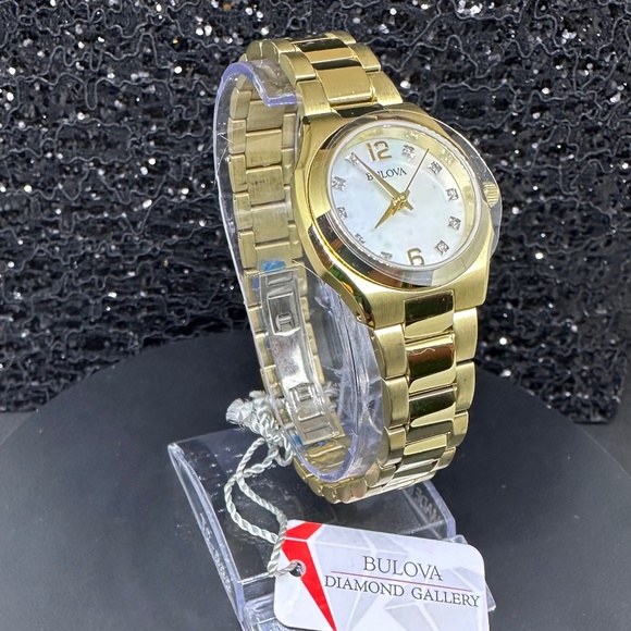 Women's NWT Mother-of-Pearl Face w/Diamonds Affixed to a Gold Bracelet & Bezel - Picture 5 of 6